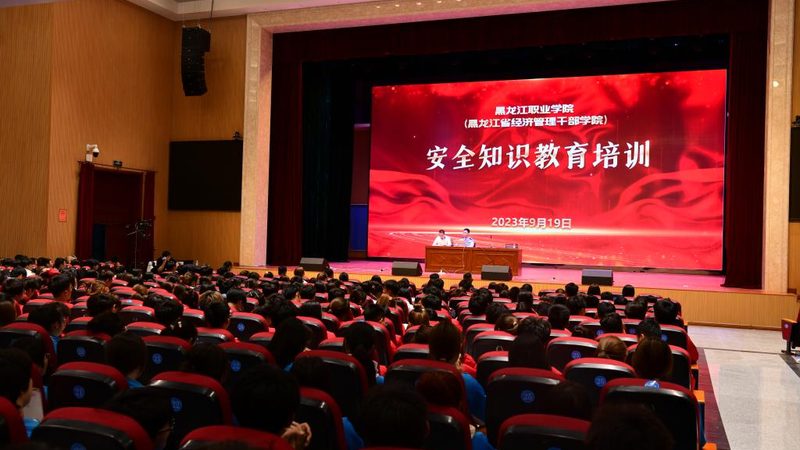 小标题：关注课程体系与师资力量
